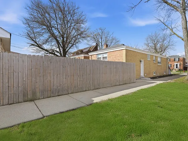 $395,000 | 5301 South Menard Avenue, Chicago, IL 60638
