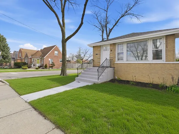 $395,000 | 5301 South Menard Avenue, Chicago, IL 60638