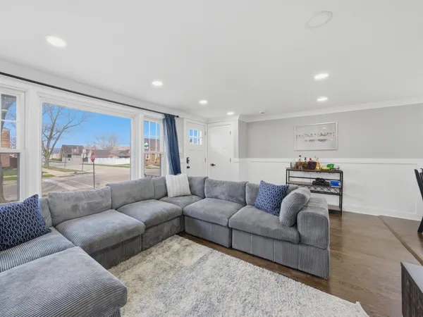 $395,000 | 5301 South Menard Avenue, Chicago, IL 60638