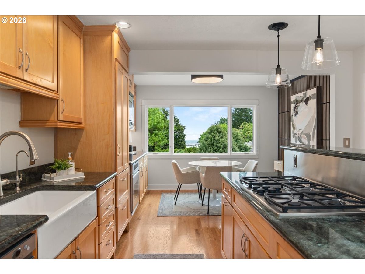 4059 Southwest Patrick Place Portland, OR 97239 - Photo 11 of 42