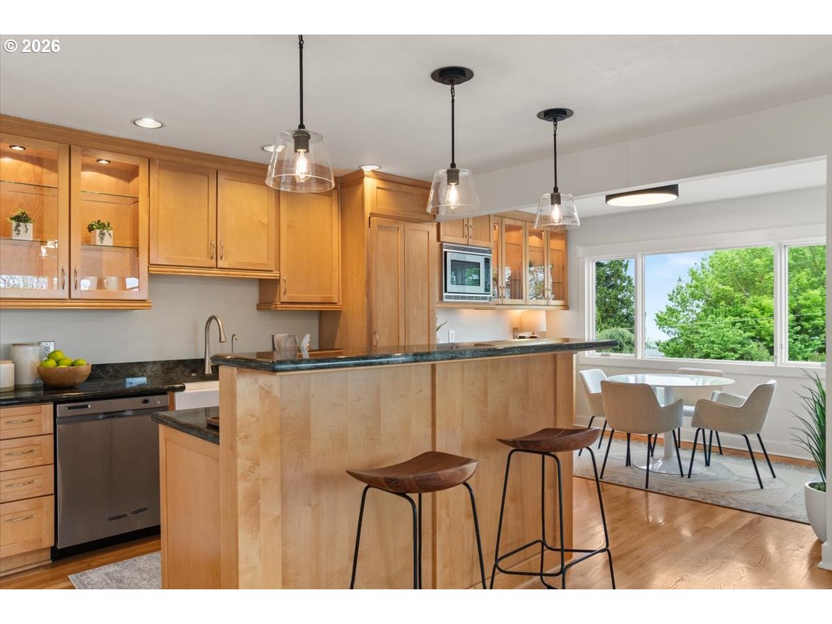 4059 Southwest Patrick Place Portland, OR 97239 - Photo 10 of 42