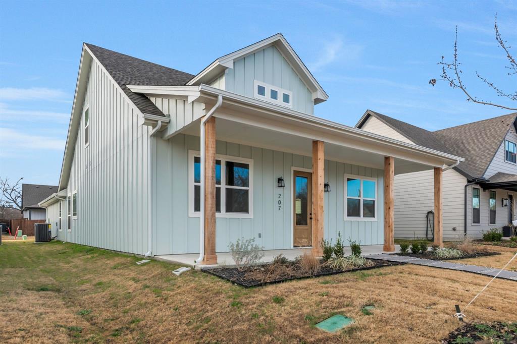 207 West 7th Street Justin, TX 76247 - Photo 4 of 40 front view of a house with a outdoor space