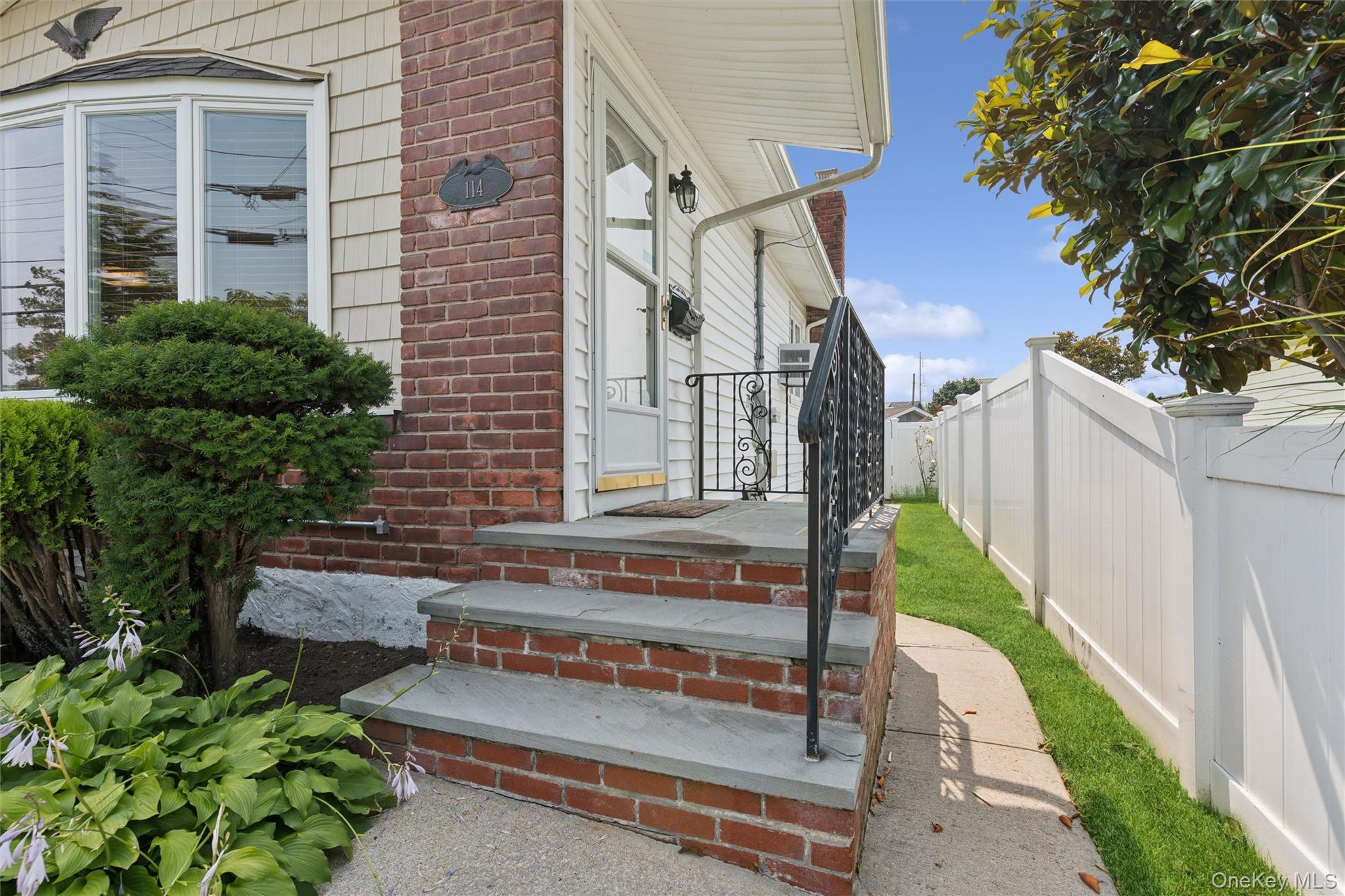 114 Miller Road Hicksville, NY 11801 - Photo 7 of 40