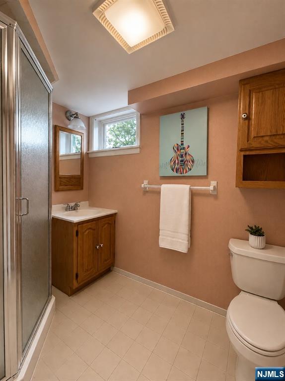 84 Valley View Avenue Ridgewood, NJ 07450 - Photo 16 of 20 a bathroom with a toilet a sink and mirror