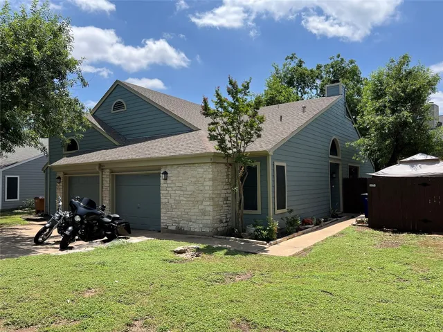 a view of a house with yard and garage