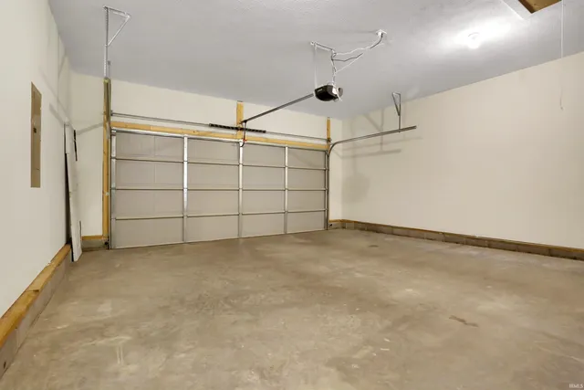 $365,900 | 3091 Dowgate Drive, Newburgh, IN 47630