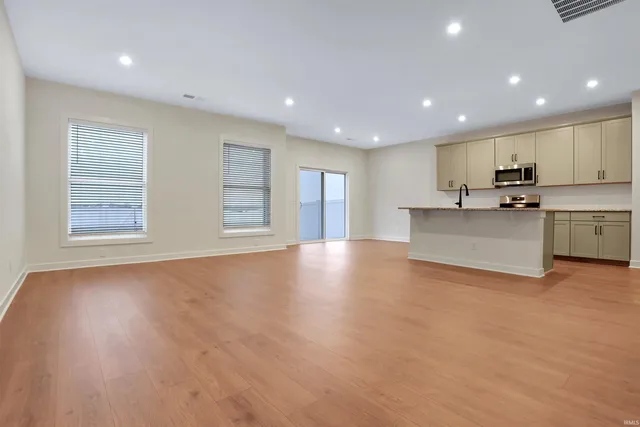 $365,900 | 3091 Dowgate Drive, Newburgh, IN 47630