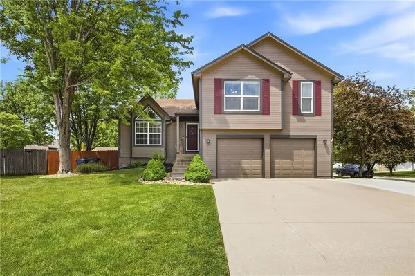 $400,000 | 1039 North Logan Street, Olathe, KS 66061