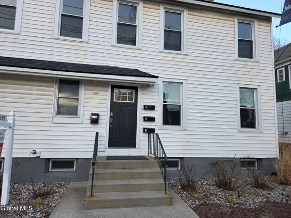 $1,750 | 669 Pawling Avenue, Unit 2, Troy, NY 12180