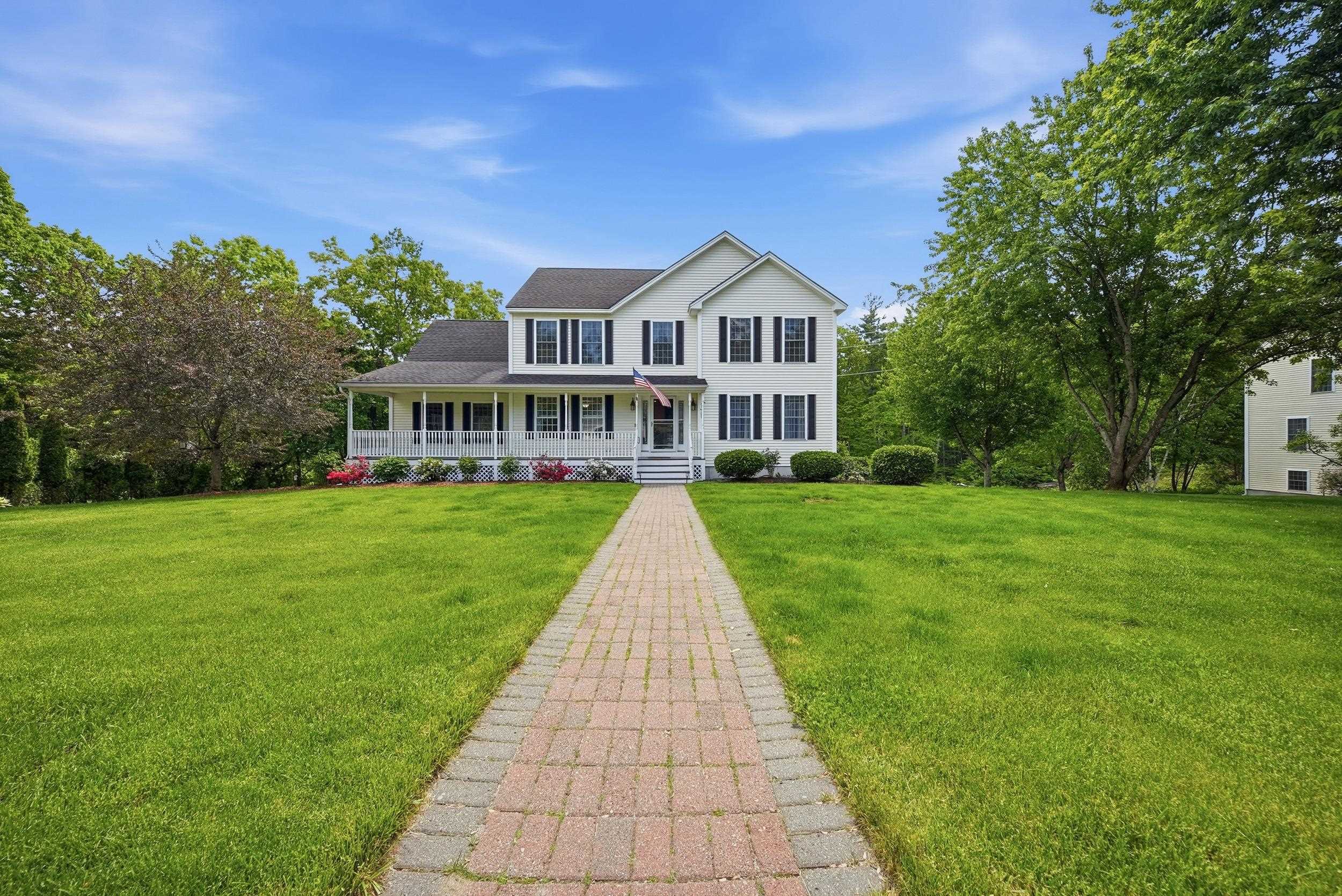 13 Stirling Avenue Hooksett, NH 03106 - Photo 4 of 50