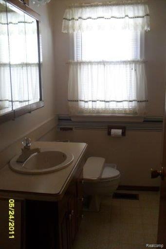 19454 Martin Road Roseville, MI 48066 - Photo 8 of 8 Bathroom