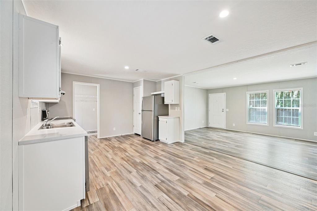 134 Weerts Road San Mateo, FL 32187 - Photo 9 of 32 a view of empty room with wooden floor