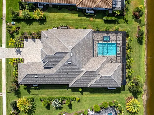 a view of entryway of a house