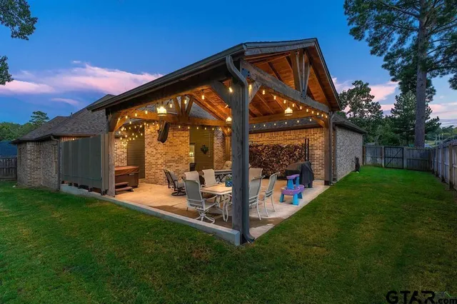 a view of a house with backyard and porch