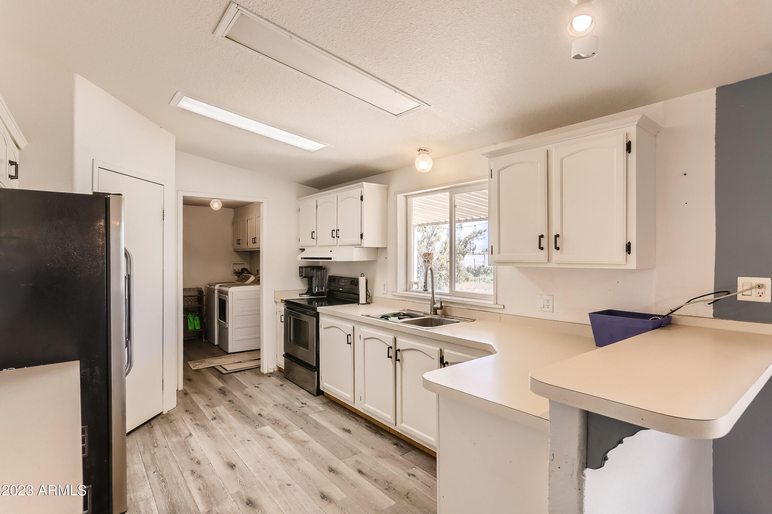 8537 North Hapa Road Florence, AZ 85132 - Photo 5 of 13 06 Kitchen