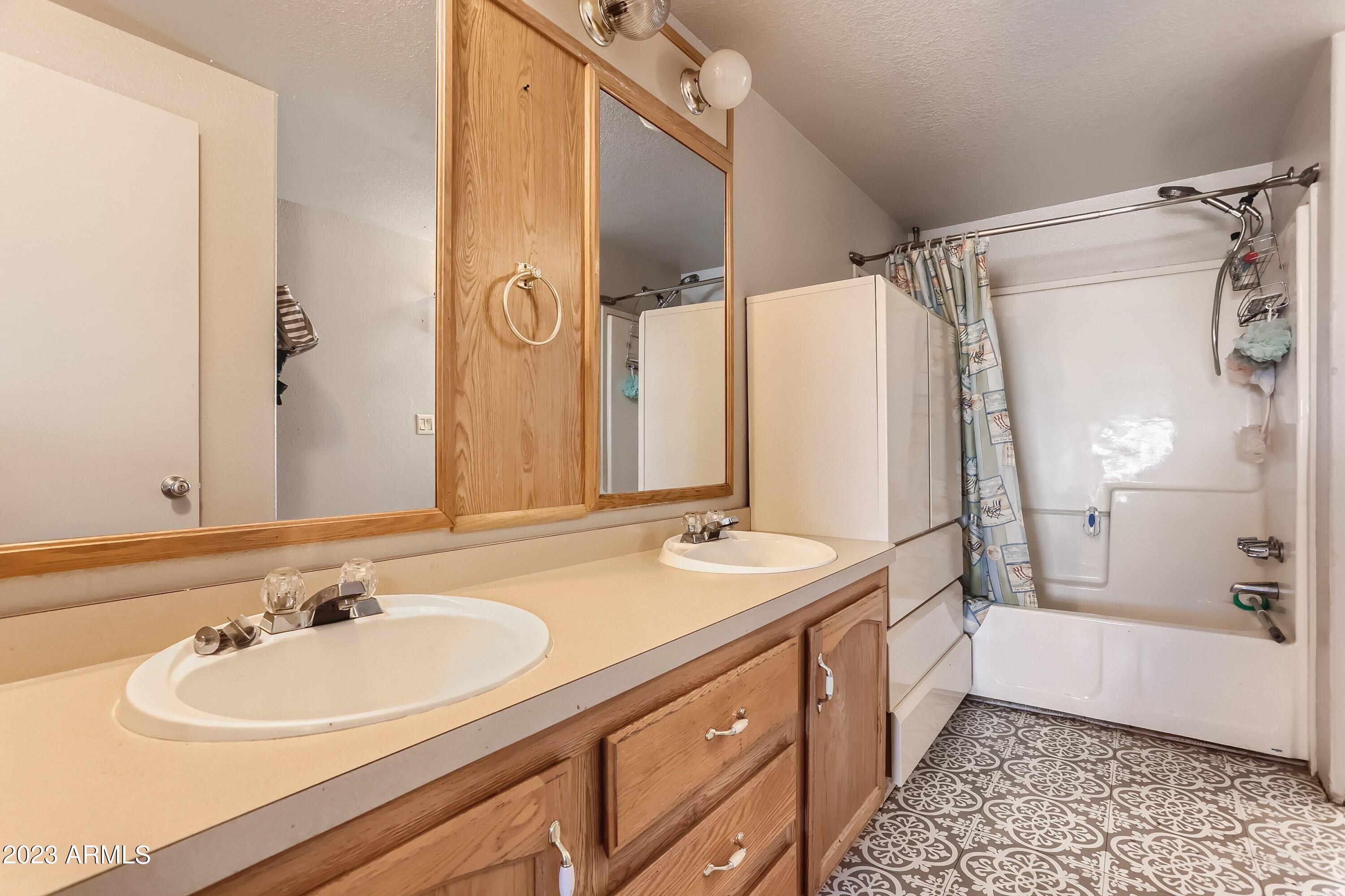 8537 North Hapa Road Florence, AZ 85132 - Photo 8 of 13 12 Primary Bathroom