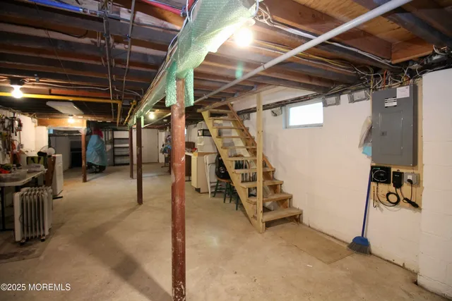 a view of entryway with workspace