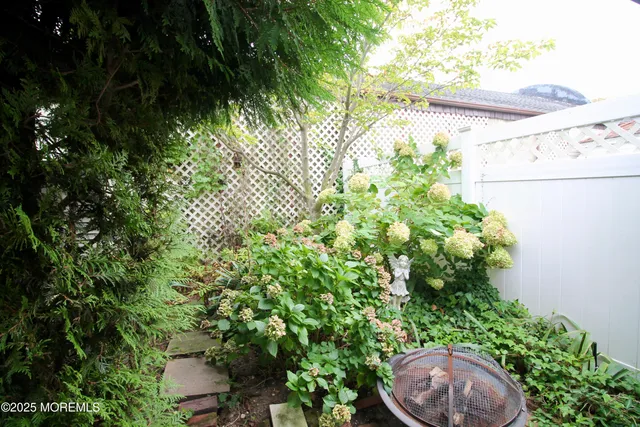 a view of a house with backyard and garden