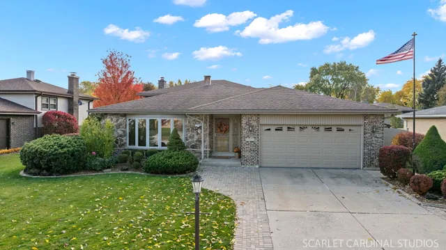 $565,000 | 1819 Holly Avenue, Darien, IL 60561