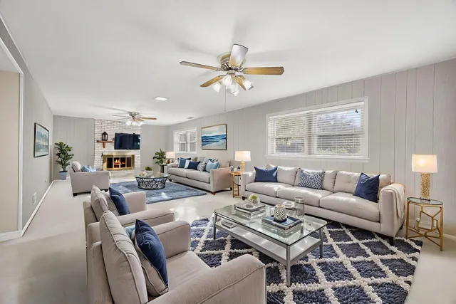 $565,000 | 1819 Holly Avenue, Darien, IL 60561