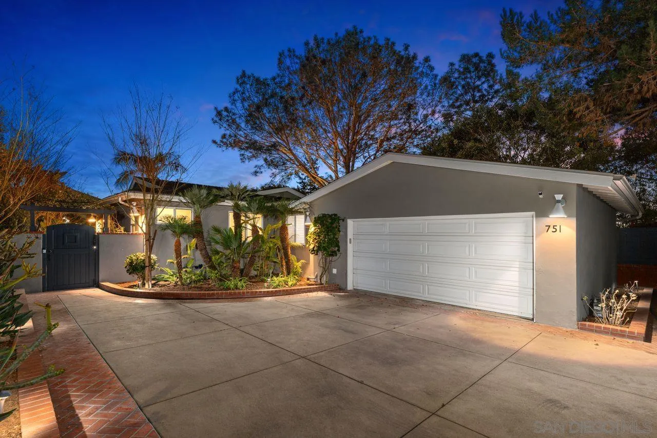 751 Hoska Drive Del Mar, CA 92014 - Photo 7 of 43 a view of a garage