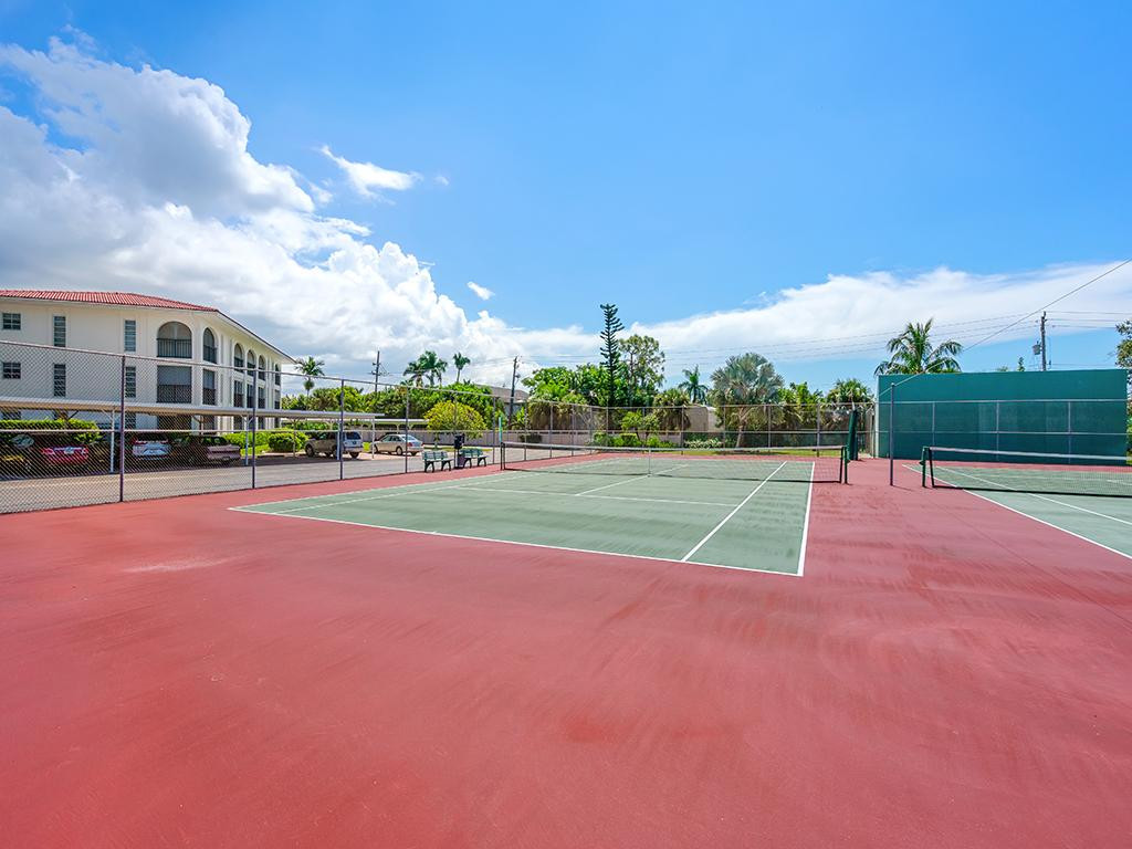 49 High Point Circle South, Unit 102 Naples, FL 34103 - Photo 4 of 31 a view of a basketball court