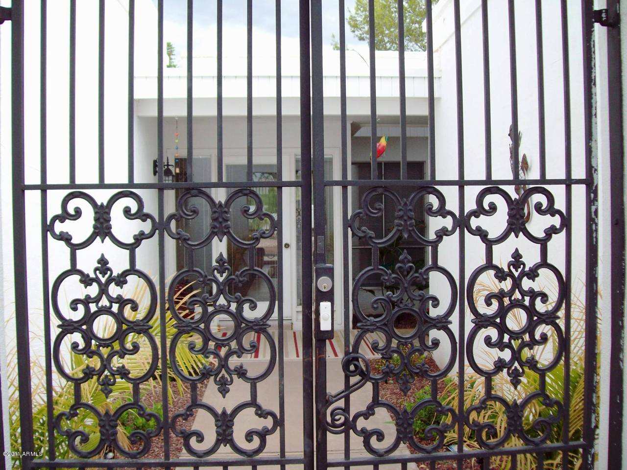 118 East Boca Raton Road Phoenix, AZ 85022 - Photo 11 of 28 Front courtyard entry