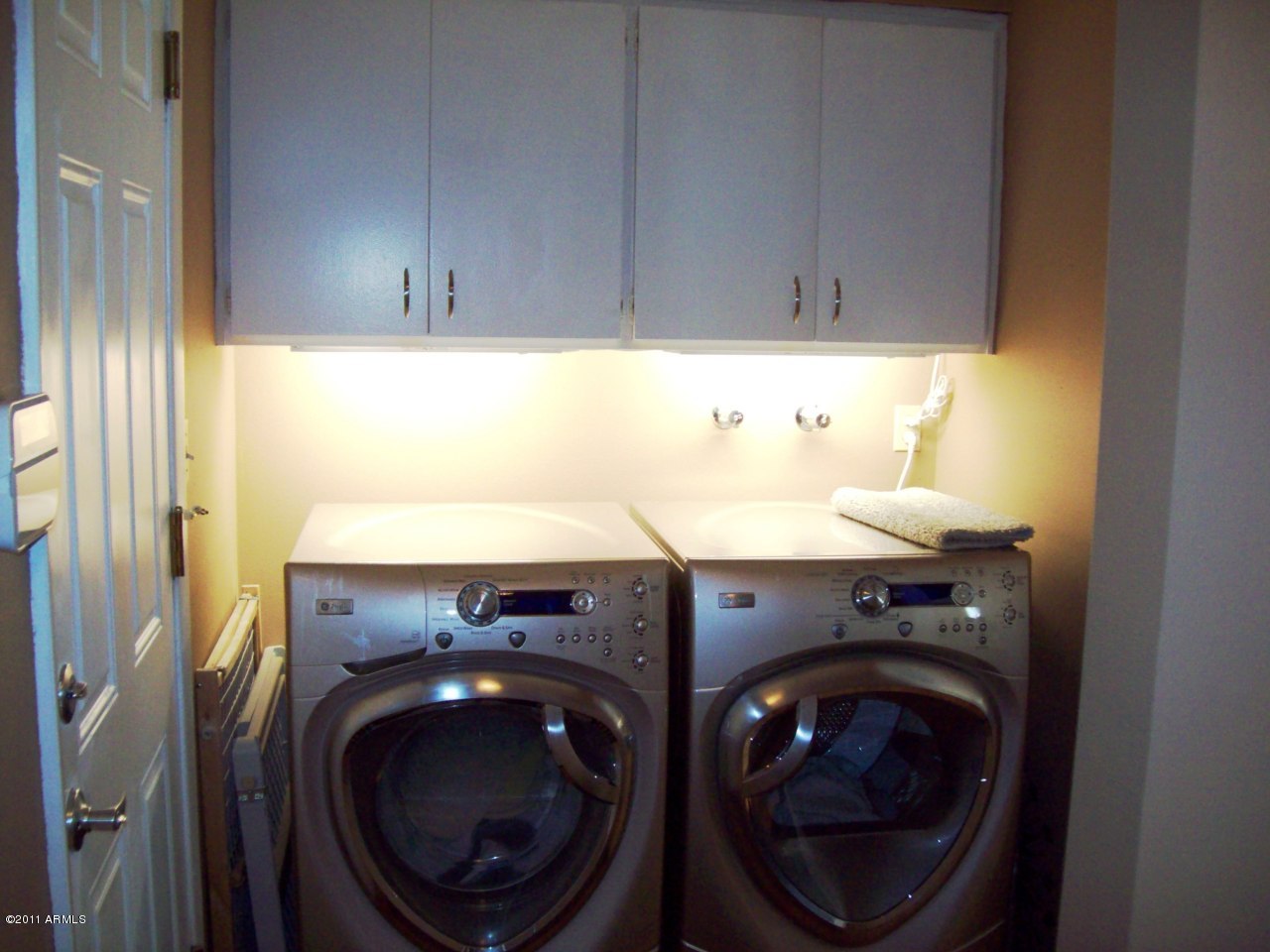 118 East Boca Raton Road Phoenix, AZ 85022 - Photo 24 of 28 Laundry with deep sink