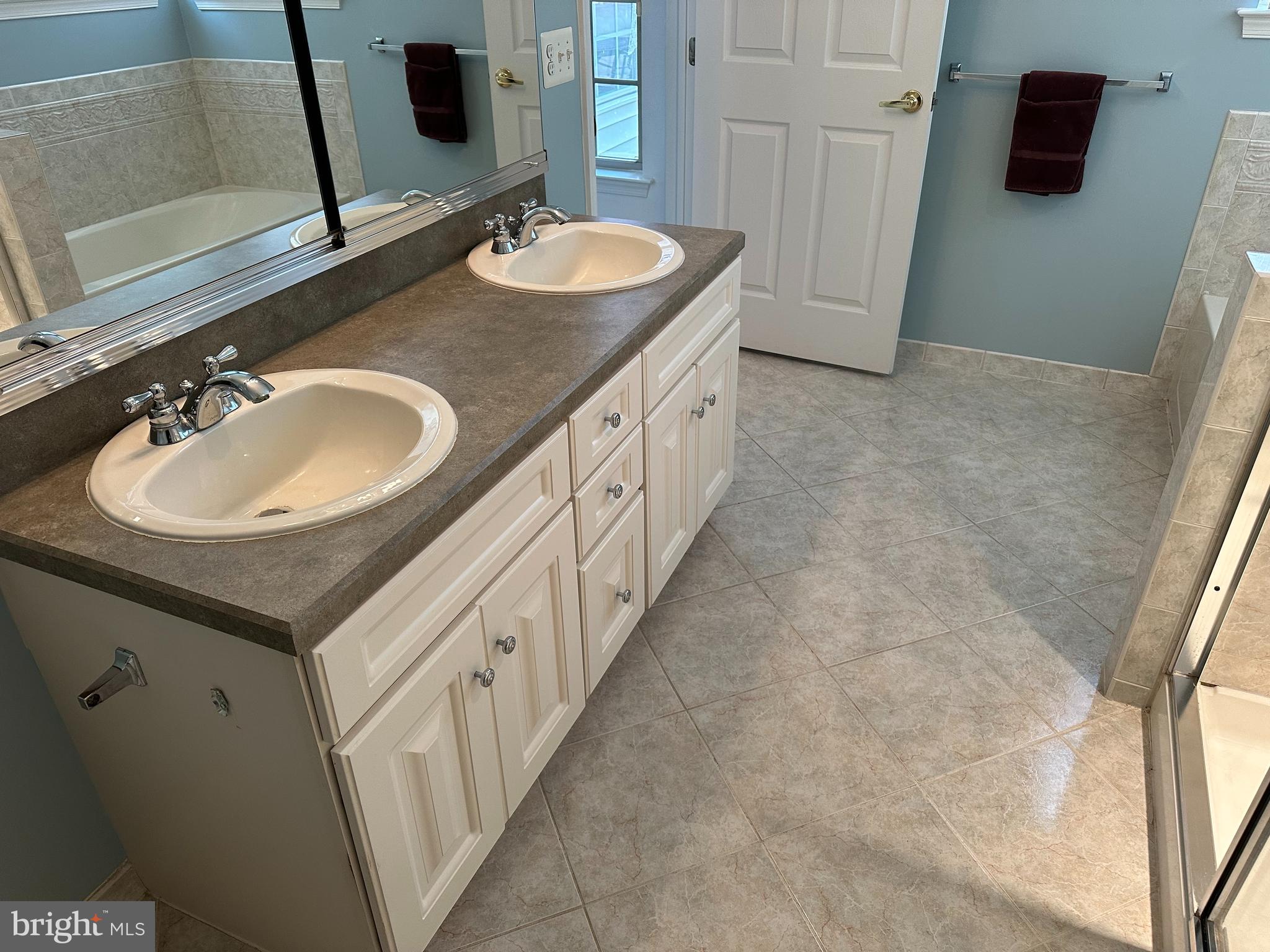 863 Nathaniel Trail Warminster, PA 18974 - Photo 21 of 36 Main Bathroom
