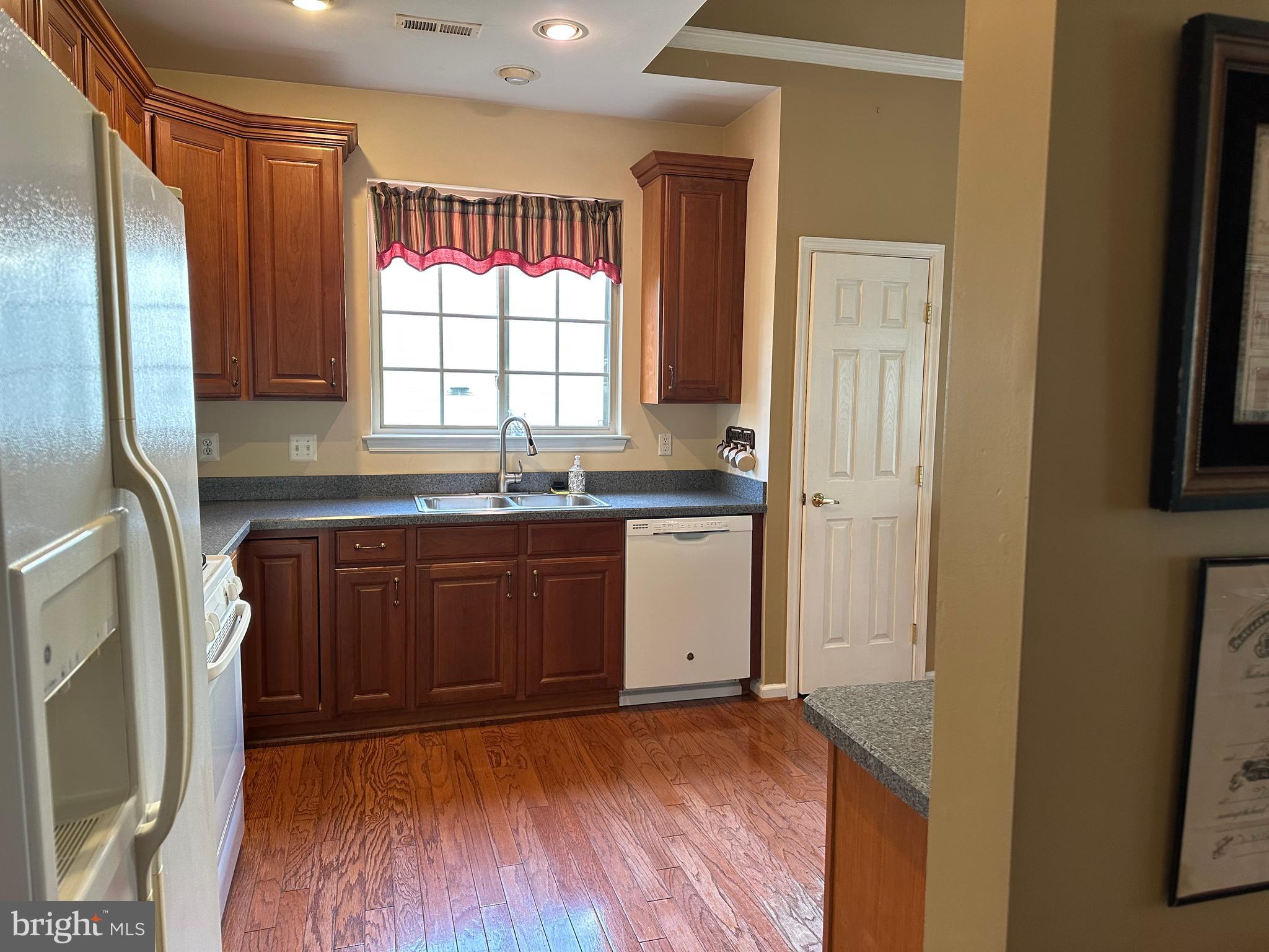 863 Nathaniel Trail Warminster, PA 18974 - Photo 10 of 36 Kitchen