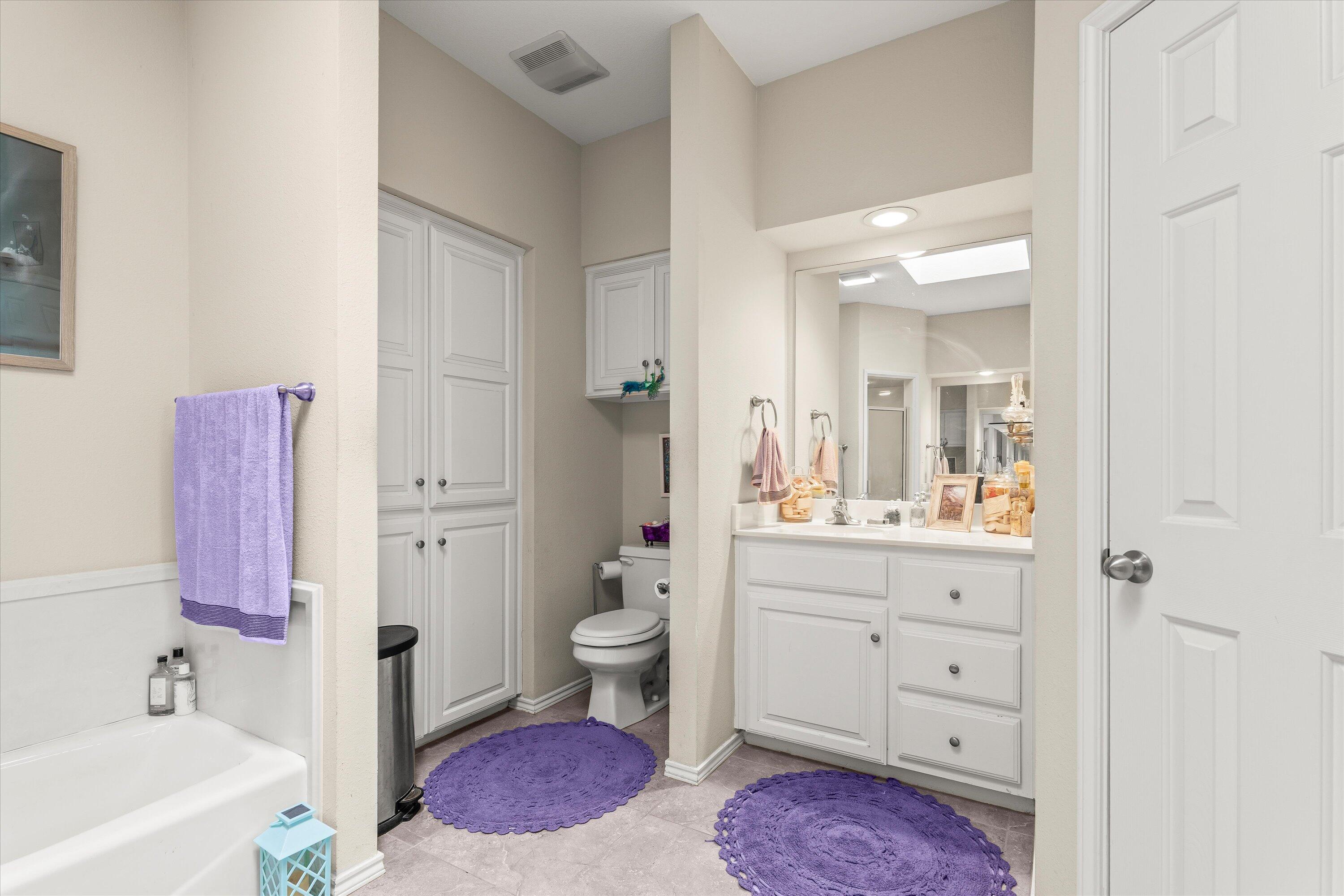 710 Poplar Street Levelland, TX 79336 - Photo 13 of 23 a bathroom with a sink toilet vanity and bathtub