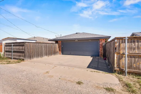 $195,000 | 710 Poplar Street, Levelland, TX 79336