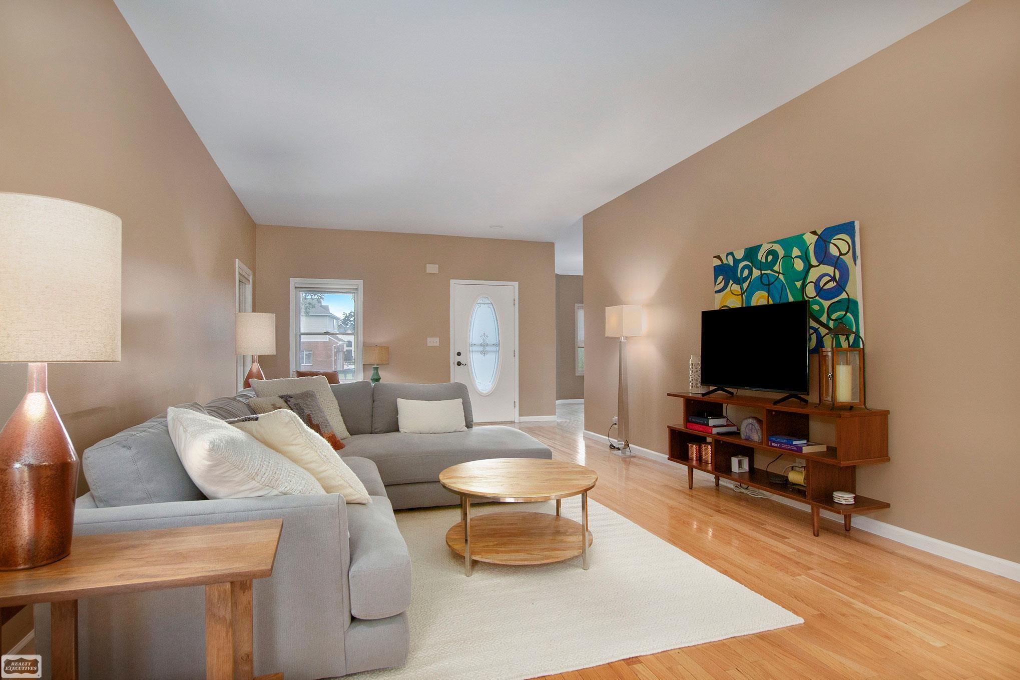 5235 Greer Road West Bloomfield, MI 48324 - Photo 11 of 40 Entry into Great Room