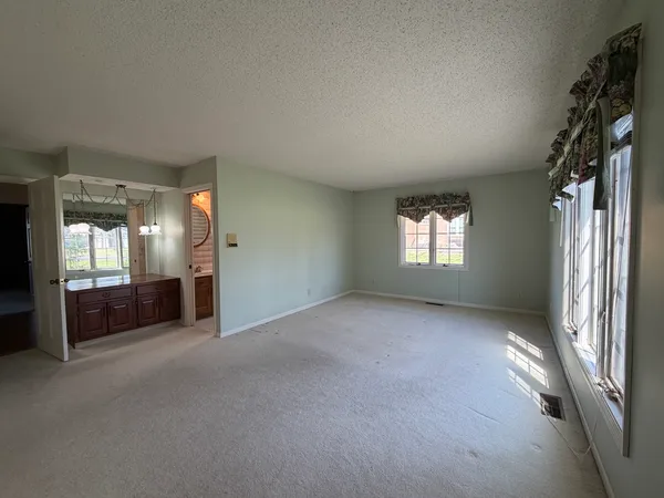 $264,900 | 24 South Country Club Road, Mattoon, IL 61938