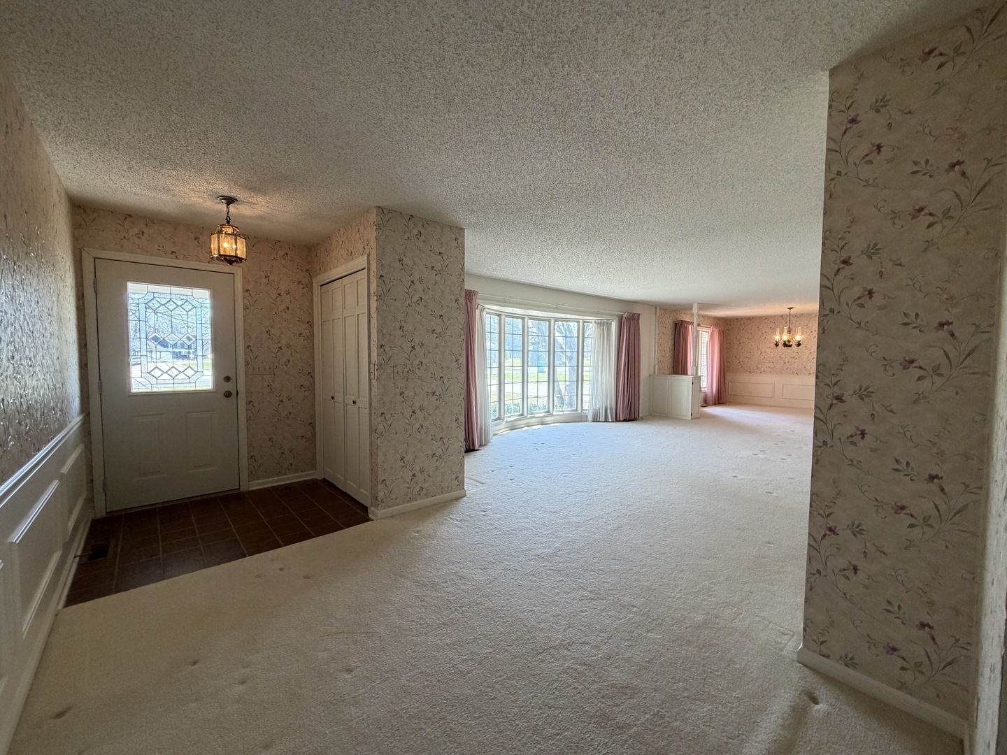 24 South Country Club Road Mattoon, IL 61938 - Photo 5 of 62 an empty room with windows