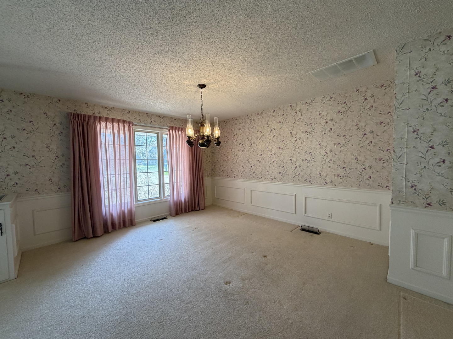 24 South Country Club Road Mattoon, IL 61938 - Photo 10 of 62 en empty room with windows