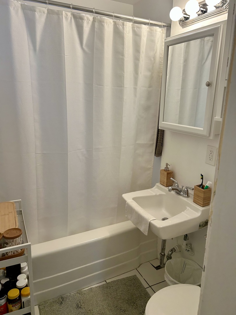 7723 Adams Street Forest Park, IL 60130 - Photo 4 of 7 a bathroom with a sink toilet and a bathtub