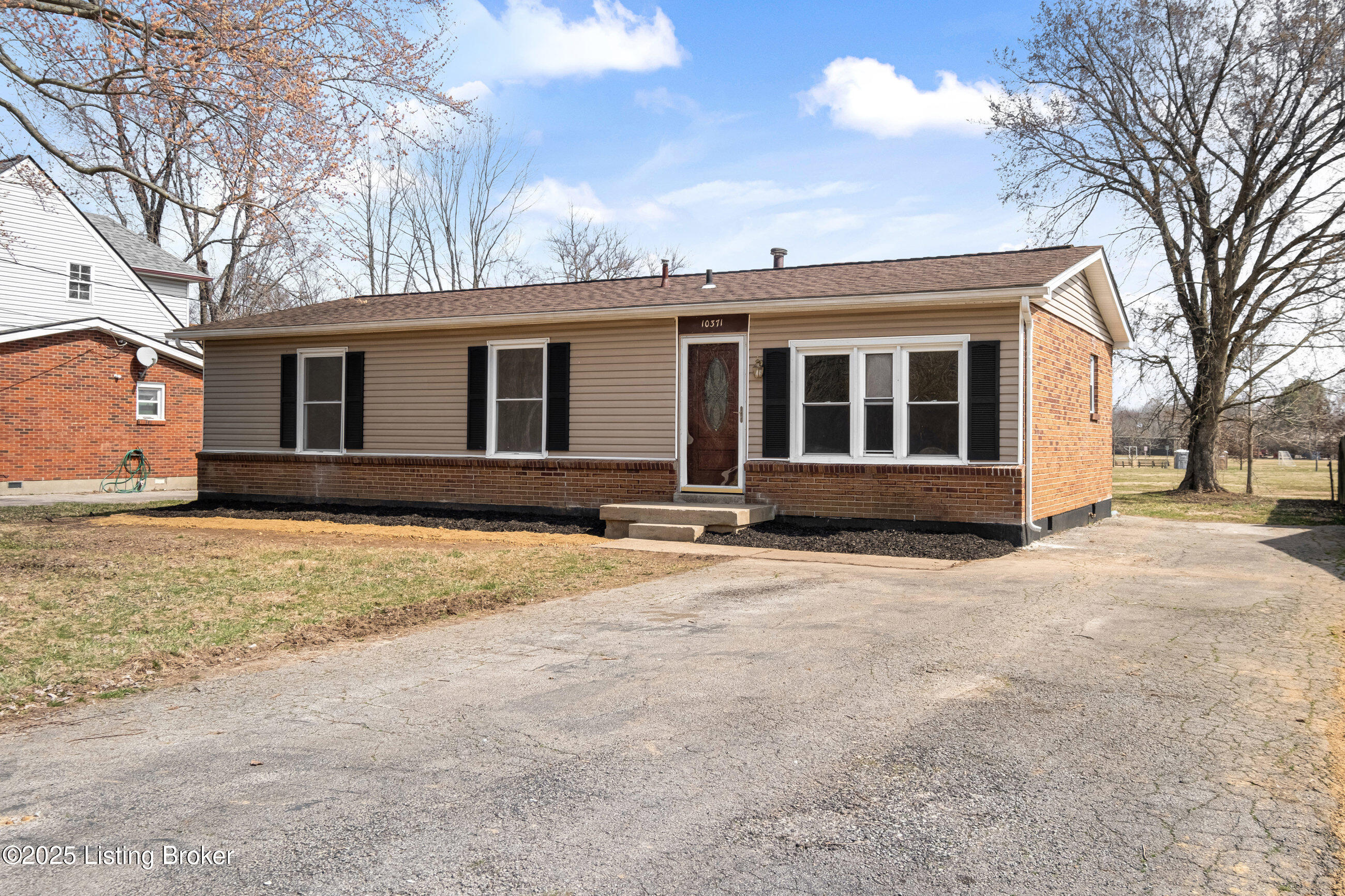 10371 Lower River Road Louisville, KY 40272 - Photo 8 of 21 10371lowerriver_lrem_004