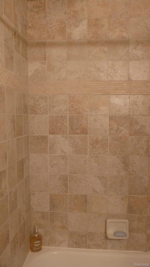 1920 Graefield Road Birmingham, MI 48009 - Photo 9 of 16 P1110073.jpg