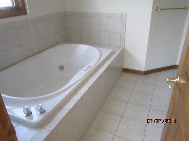 11545 Prestwick Road Belvidere, IL 61008 - Photo 13 of 14 a bathroom with a bathtub