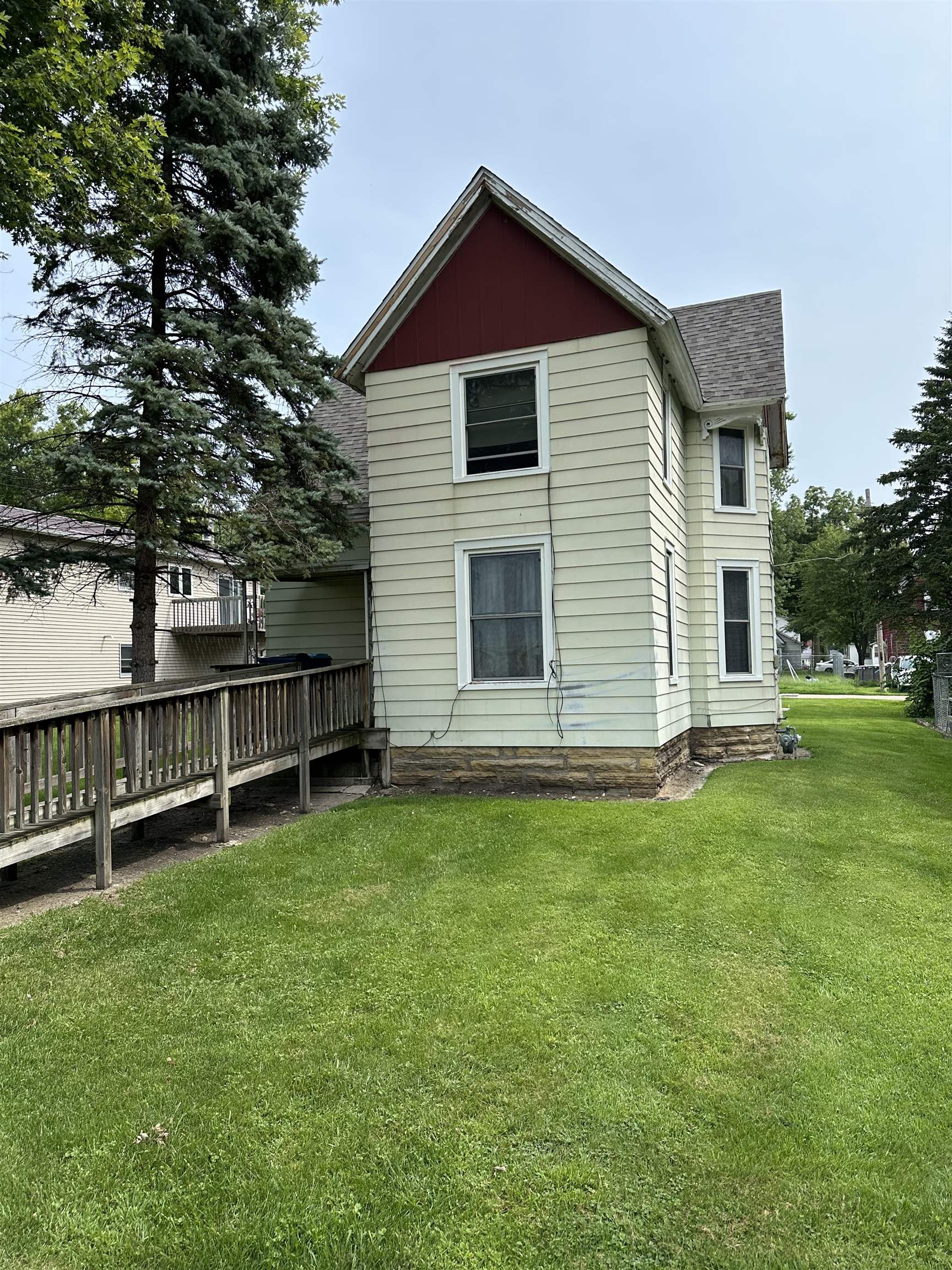 a view of a house with a backyard