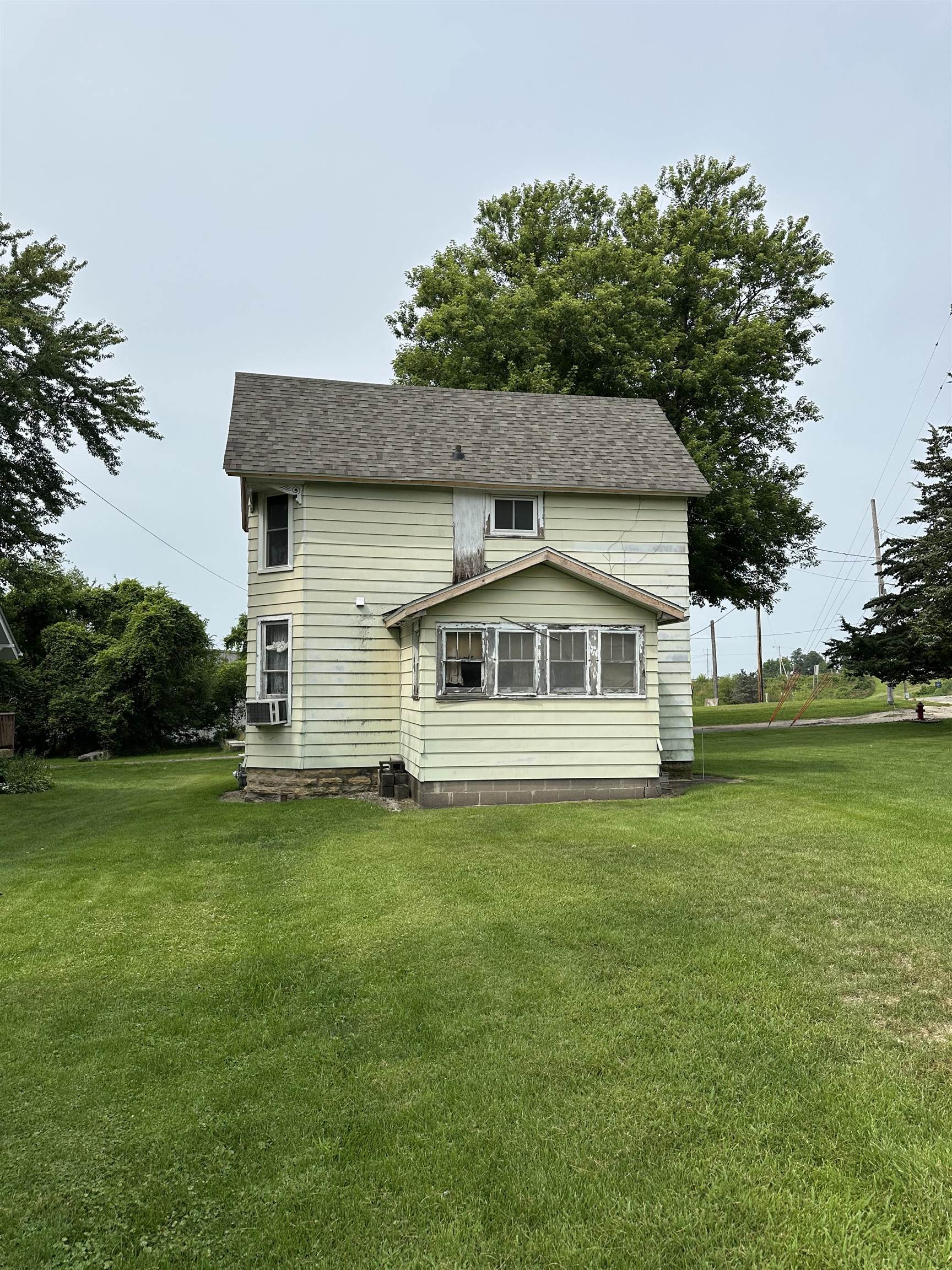206 Viaduct Road Savanna, IL 61074 - Photo 14 of 14 a front view of a house with a garden