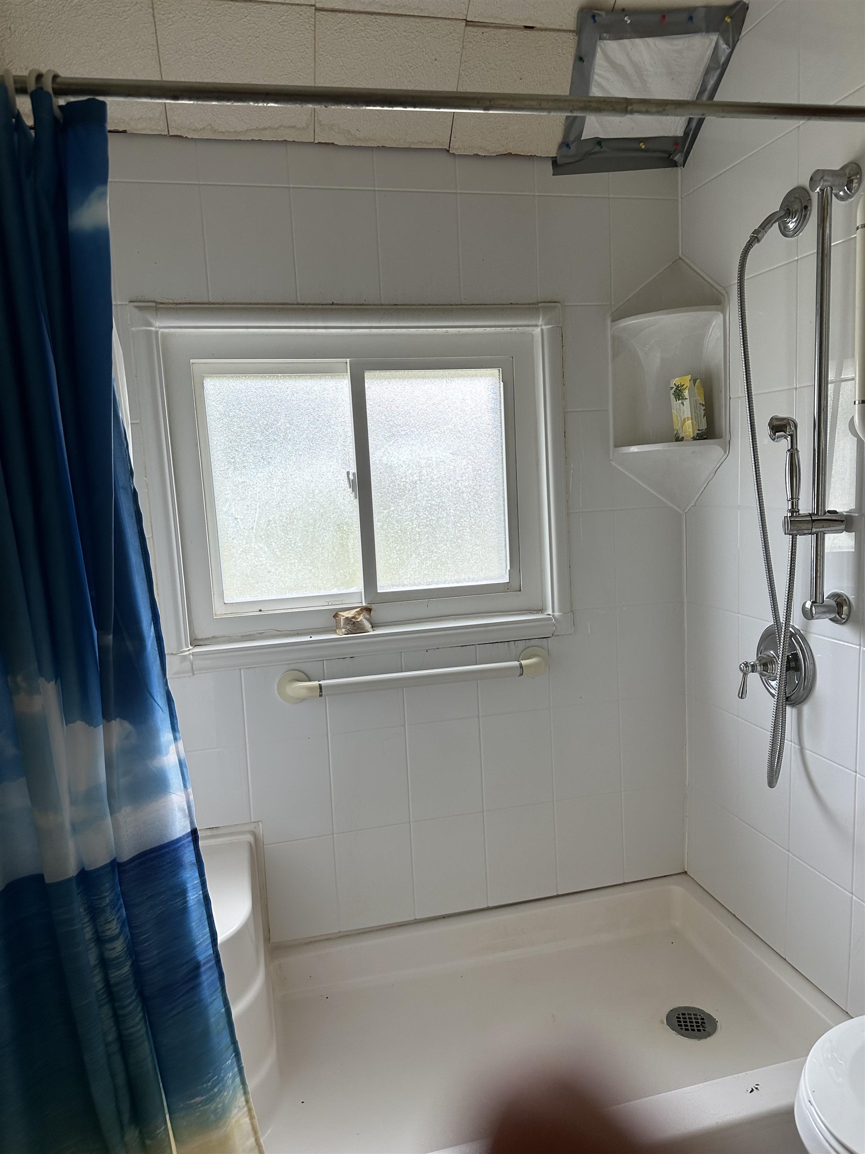 206 Viaduct Road Savanna, IL 61074 - Photo 7 of 14 a bathroom with a bathtub