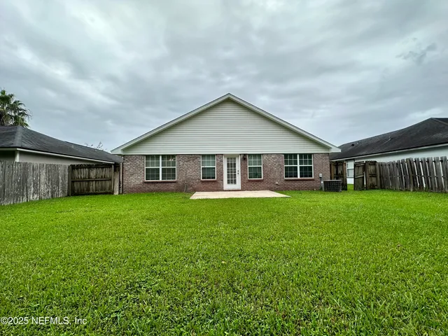 a view of a house with backyard and garden