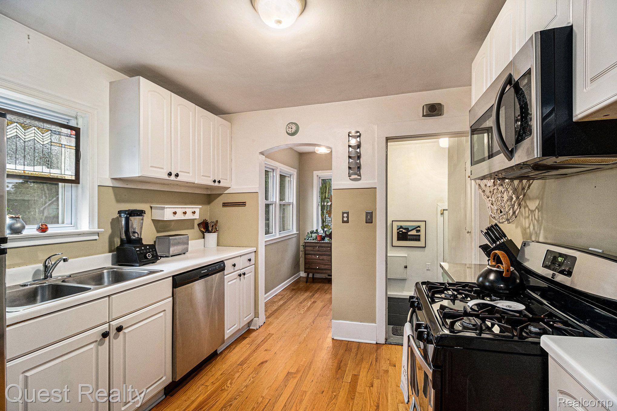 259 Stratford Road Ferndale, MI 48220 - Photo 4 of 13 Gallery Image 4