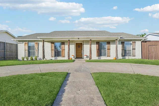 a view of house with a garden