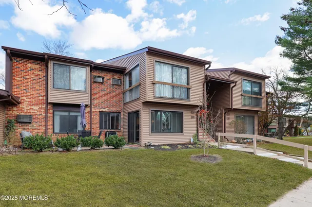 $375,000 | 126 Manchester Court, Red Bank, NJ 07701