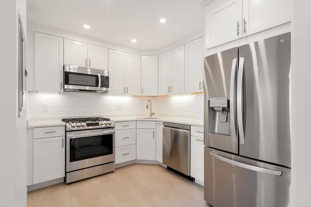 $3,800 | 85 East India Row, Unit 34D, Boston, MA 02110