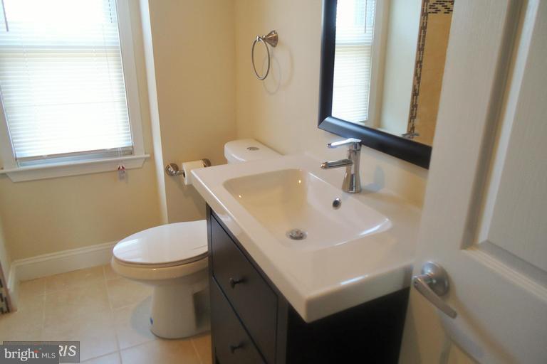 5670 Arnhem Road Baltimore, MD 21206 - Photo 12 of 26 Bath