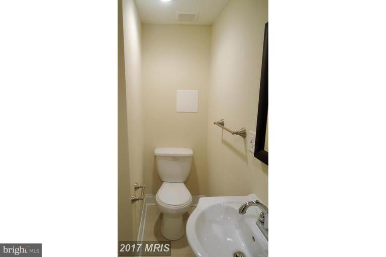 5670 Arnhem Road Baltimore, MD 21206 - Photo 22 of 26 Bath